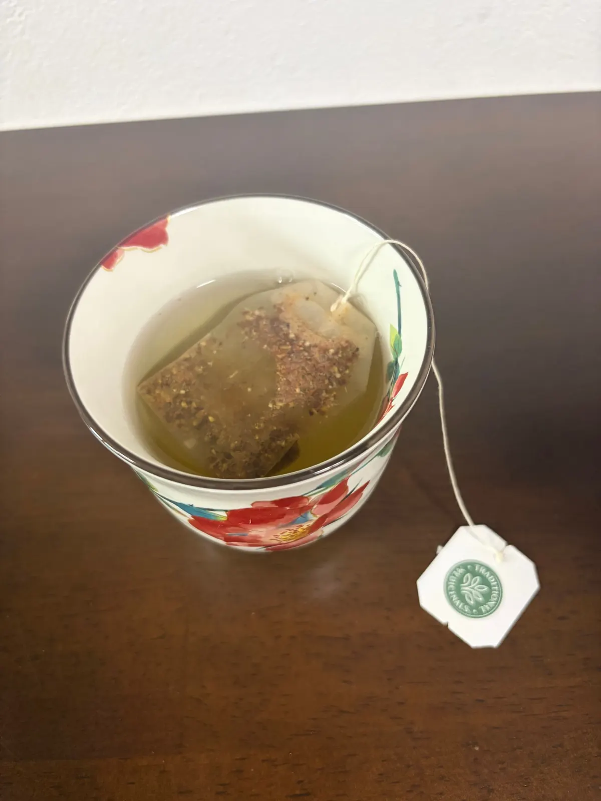 お湯を注いでティーバッグを浸したところ